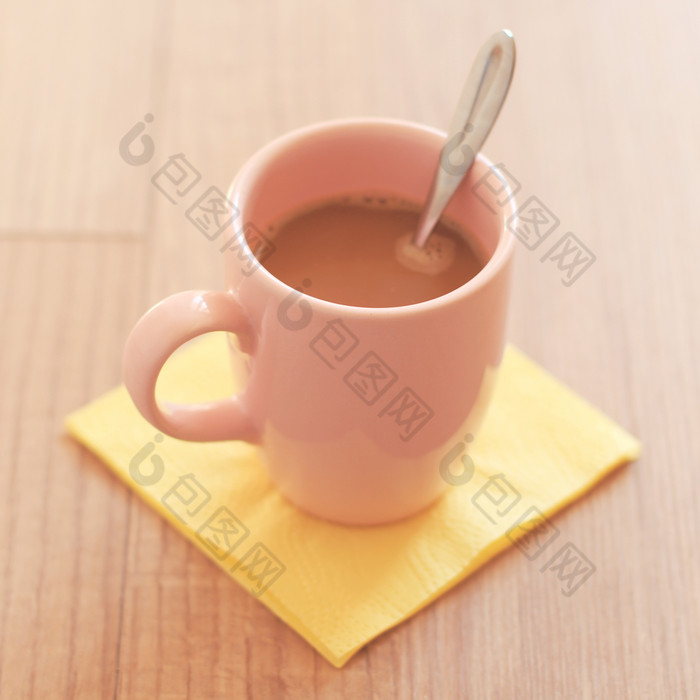 粉色杯子里的咖啡饮品