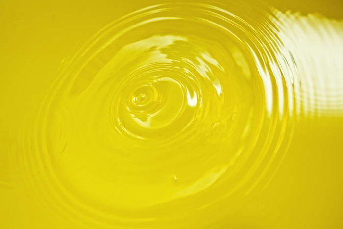 黄色涟漪液体摄影图