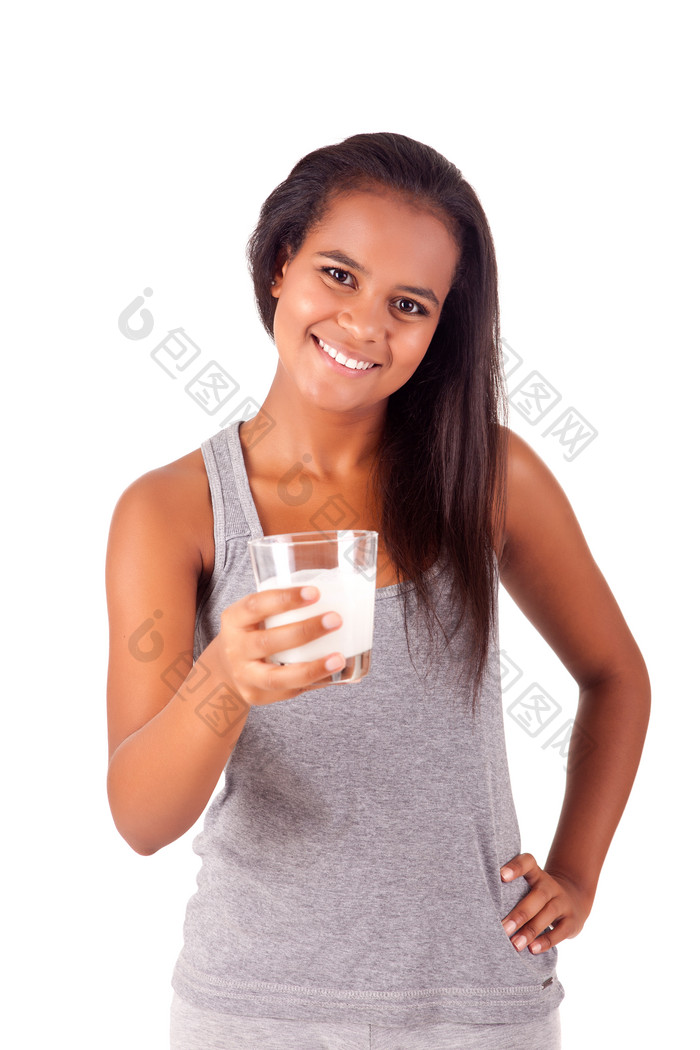 手叉腰端牛奶的非洲女人