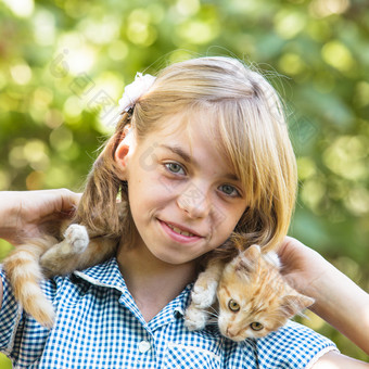 猫咪<strong>趴在</strong>女孩肩膀