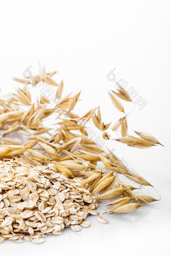 金黄的麦壳和燕麦颗粒