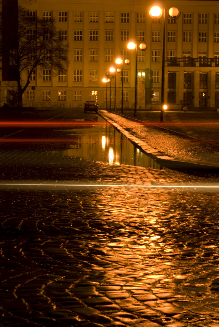 夜晚地面上的水坑