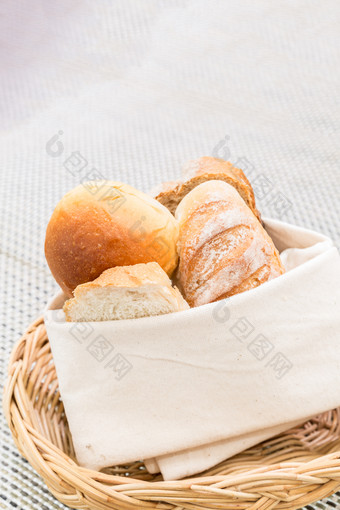 编织筐中的面包摄影图