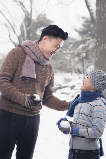 雪地里玩<strong>雪球</strong>的父子