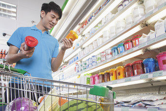 年轻的男人超市购物购物篮选购零食<strong>食物摄影</strong>