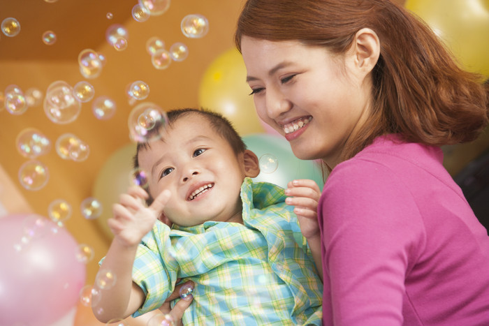 妈妈母亲儿童微笑生日派对气球泡泡庆祝摄影