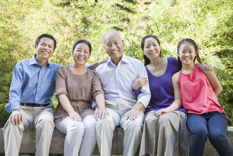 爸爸妈妈女儿爷爷奶奶小孩<strong>一家人</strong>户外<strong>幸福的</strong>