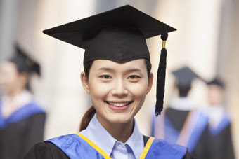 毕业女生开心的学位帽成人大学生大学微笑图