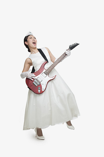 婚纱结婚礼服皇冠站着弹吉他美女摄影图片下载