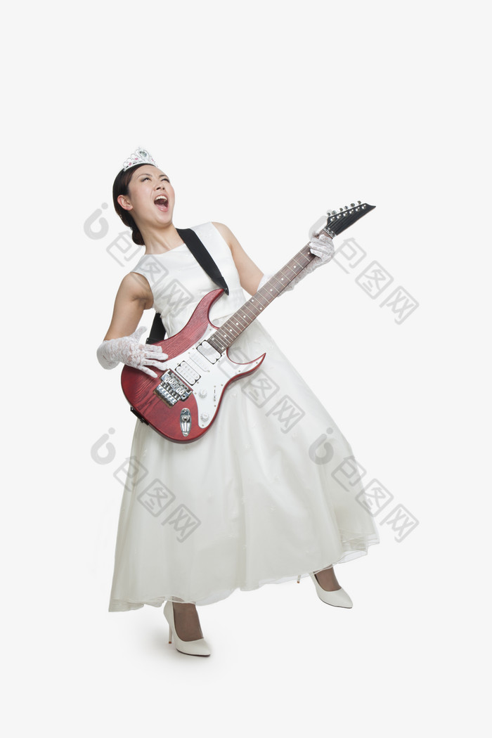 婚纱结婚礼服皇冠站着弹吉他美女摄影