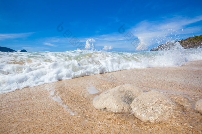 海边沙滩海浪冲击蓝天白云旅行度假风景
