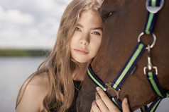 深色调野外的女孩和马摄影图