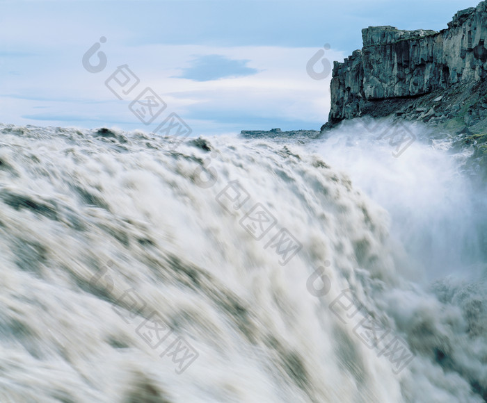 瀑布流水急流摄影图