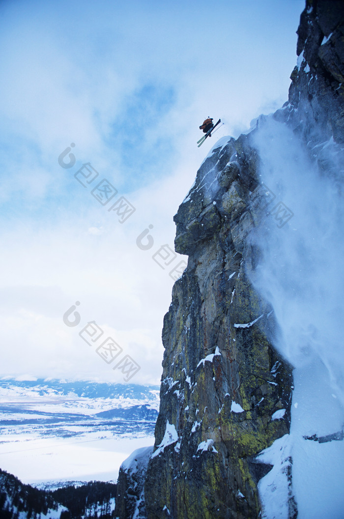 山崖上的雪景摄影图