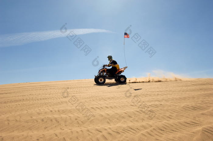 沙漠骑摩托车人物