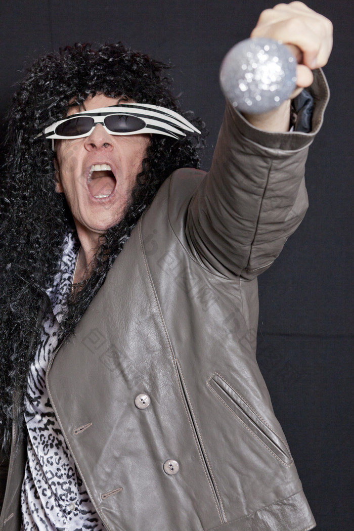 拿着话筒的摇滚男人