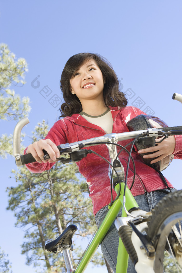 騎車子的女性