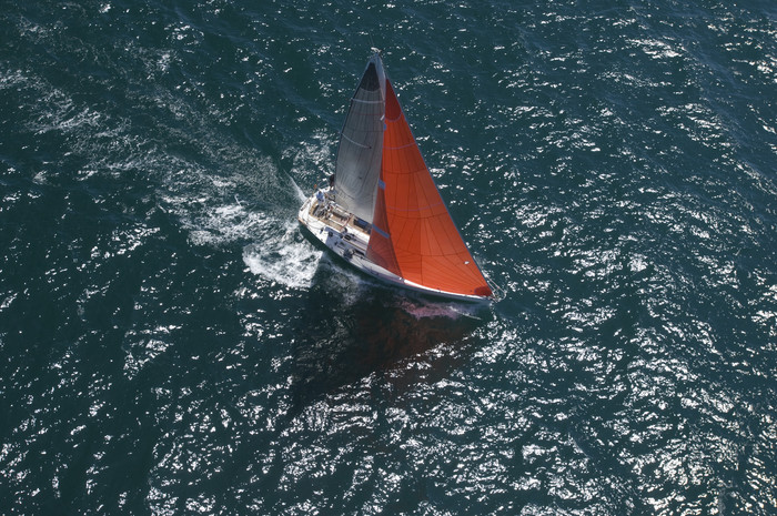 一艘航海的帆船摄影图