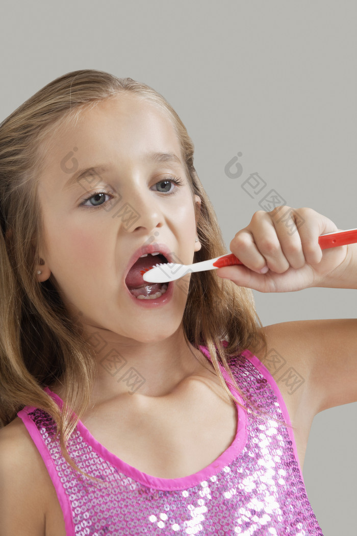 拿牙刷刷牙的小女孩