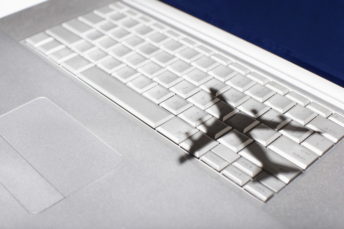 键盘上的飞机模型阴影