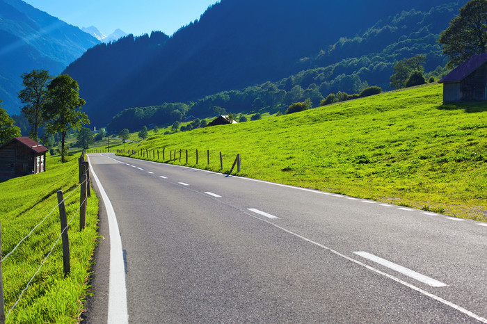 清新笔直道路摄影图