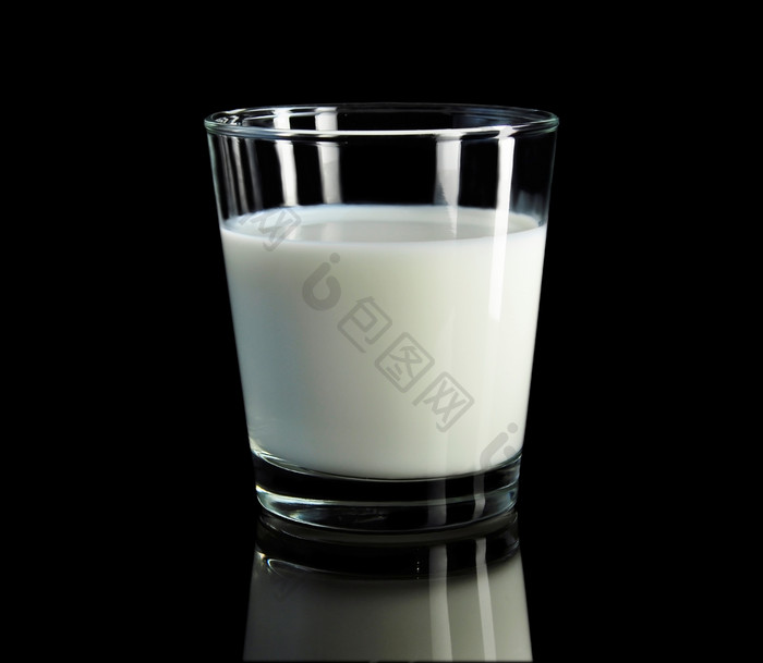 暗色调一杯牛奶摄影图