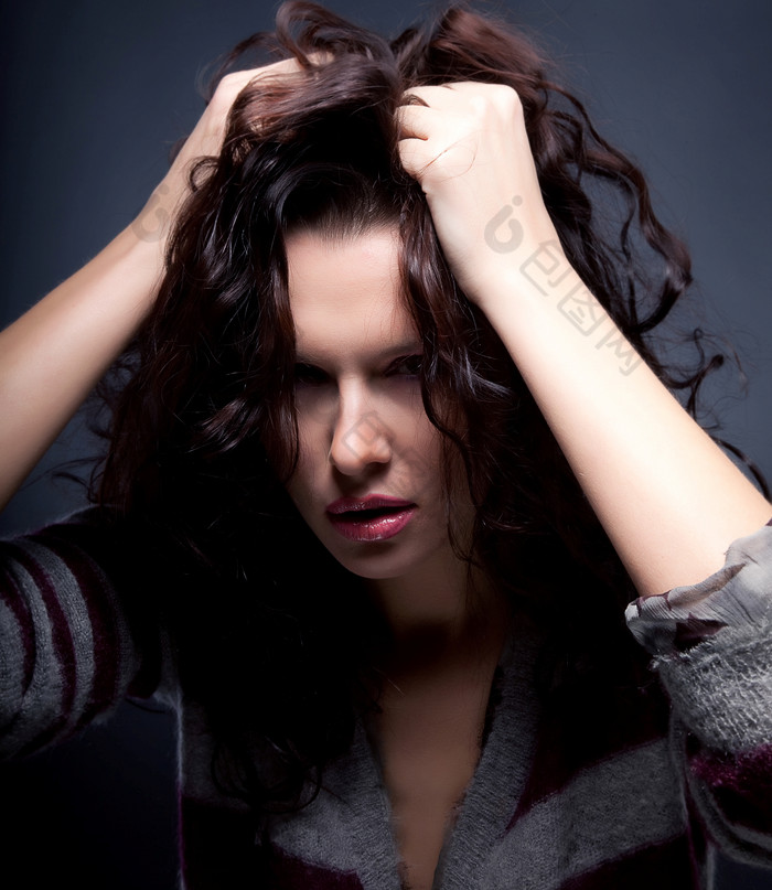 抓头发的女人摄影图
