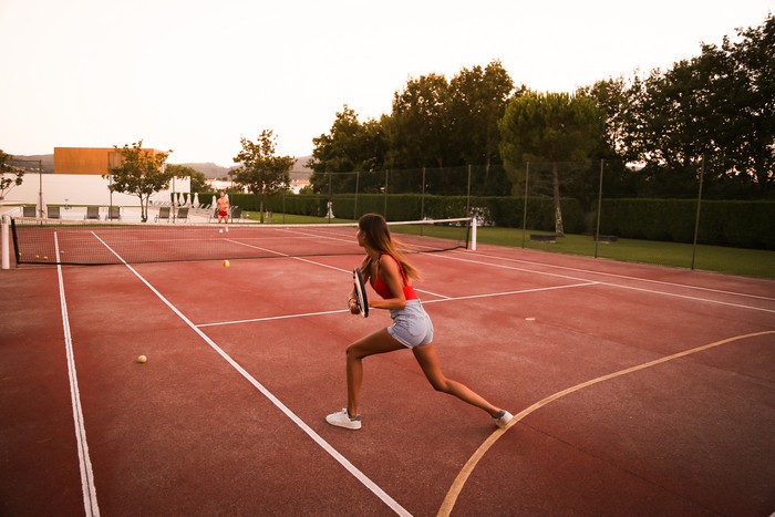 网球场上打网球的女子
