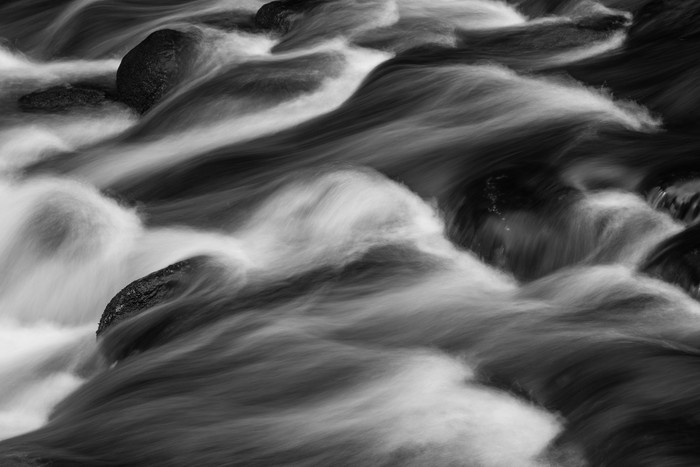 秋季布鲁克的溪流摄影图