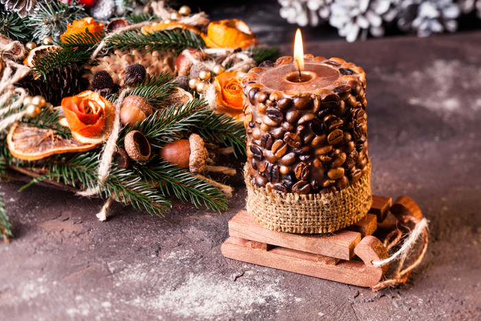 圣诞花环和咖啡豆蜡烛