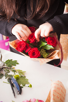 包装玫瑰花的花艺师