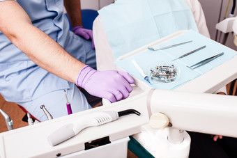 牙医和各种专业设备