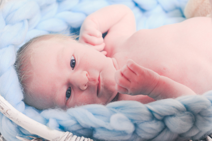 清新风襁褓中婴儿摄影图