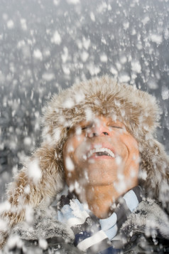 暗色调雪中的男人摄影图