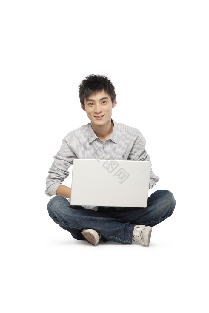 坐着电脑办公的男孩图片