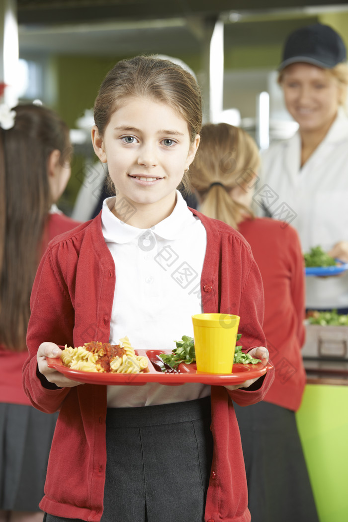 暗色调准备吃饭的小学生摄影图