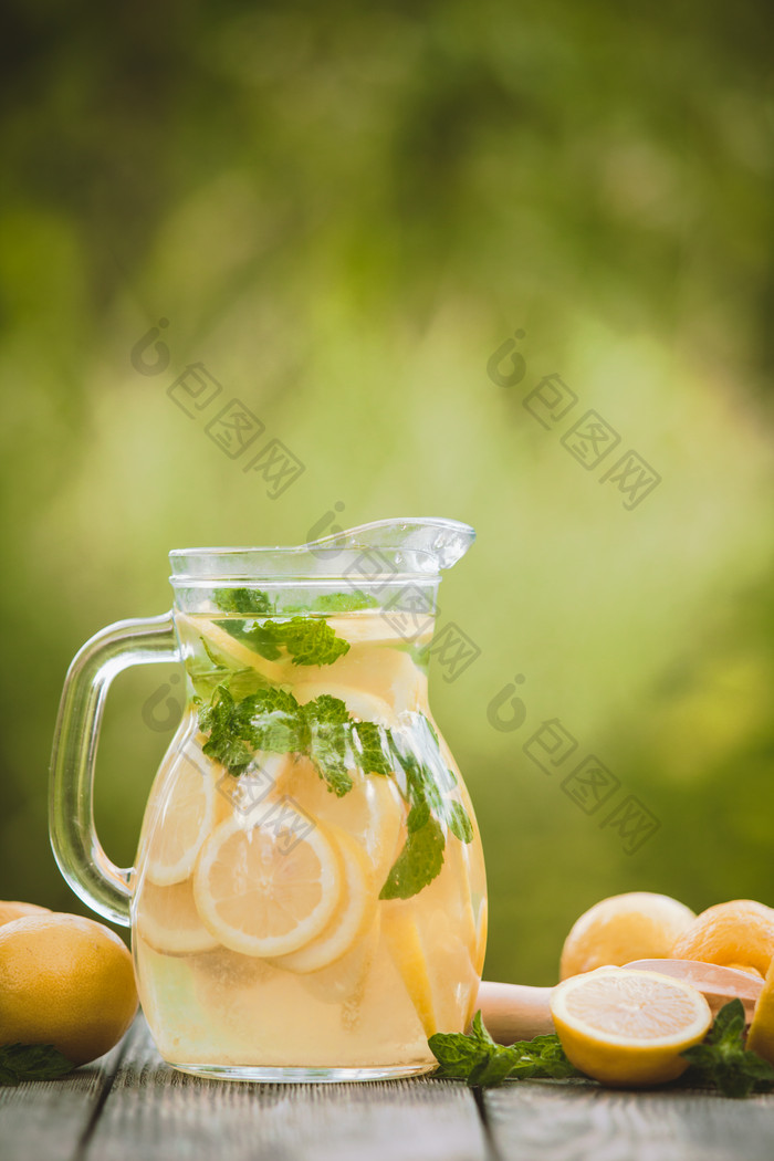 绿色调柠檬茶摄影图