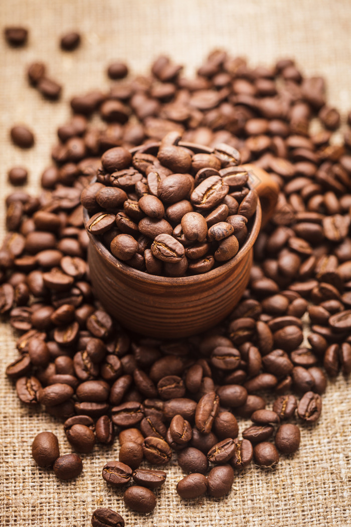 暗色调咖啡豆摄影图