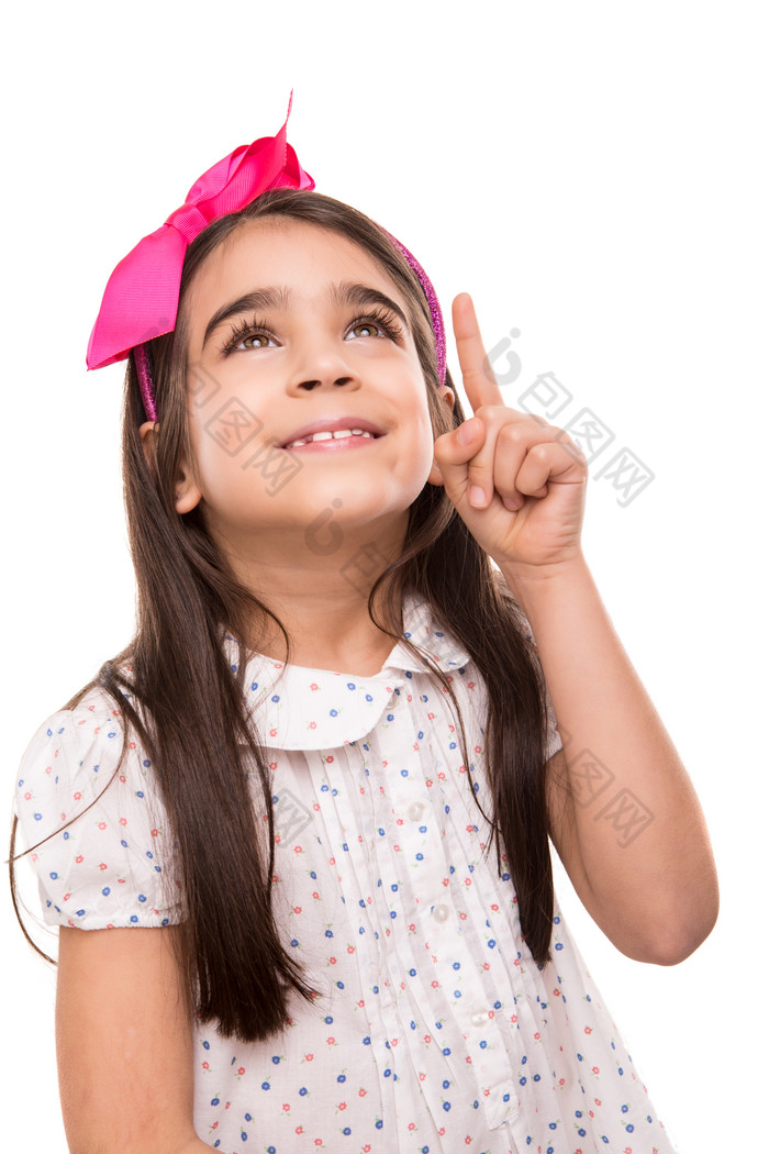 向上指的小女孩摄影图