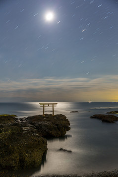 夜晚的海边摄影图