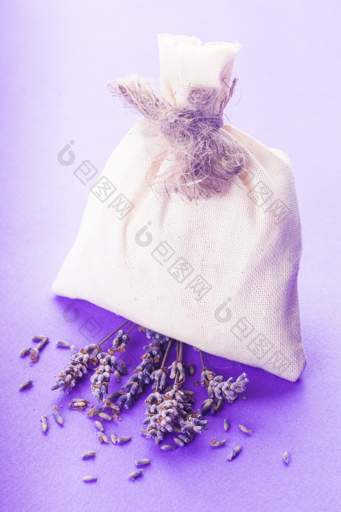紫色薰衣草香包摄影图