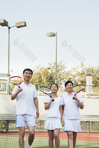 户外场地打羽毛球羽毛球拍<strong>一家人</strong>父母<strong>女儿</strong>照