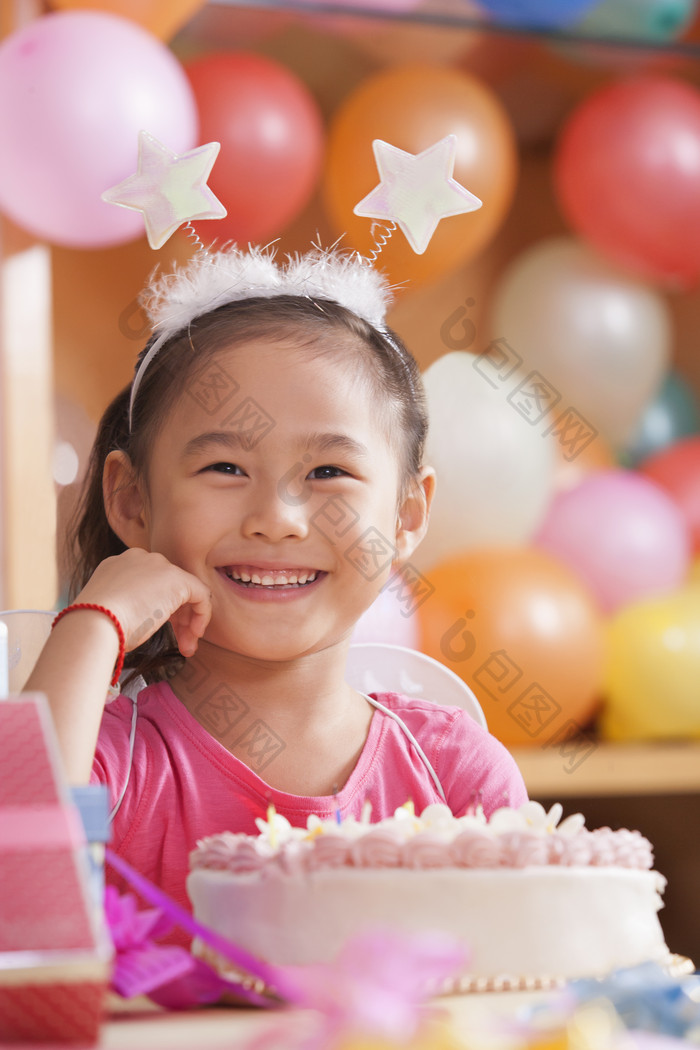 小女孩儿童微笑生日蛋糕生日派对摄影图