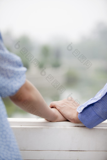 男人女人情侣夫妻握手<strong>恩爱</strong>户外约会摄影图片