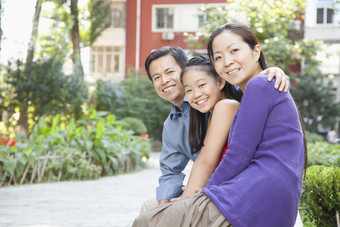 爸爸妈妈<strong>女儿</strong>小孩<strong>一家人</strong>户外搂着亲密的微笑