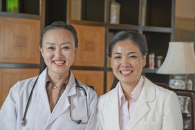 两个女人成熟的医生护士医院职业微笑