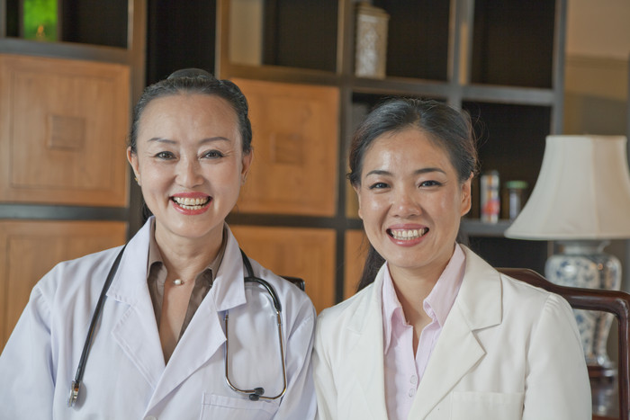 两个女人成熟的医生护士医院职业微笑摄影