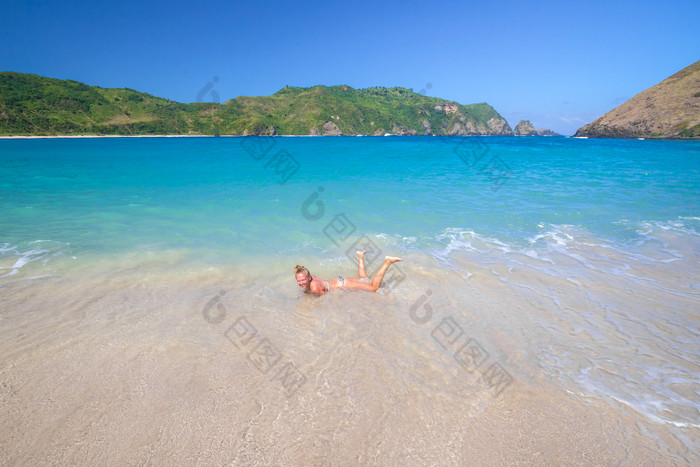 海边沙滩海浪夏天比基尼美女躺着