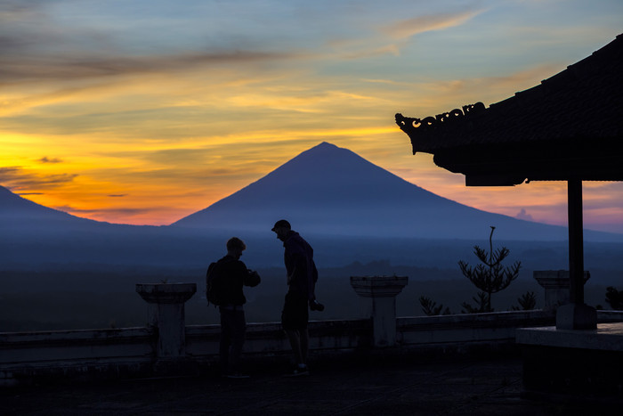 巴厘岛夕阳下的山脉