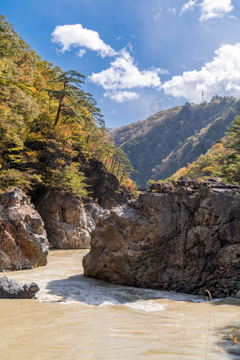 峡谷中流淌的小河